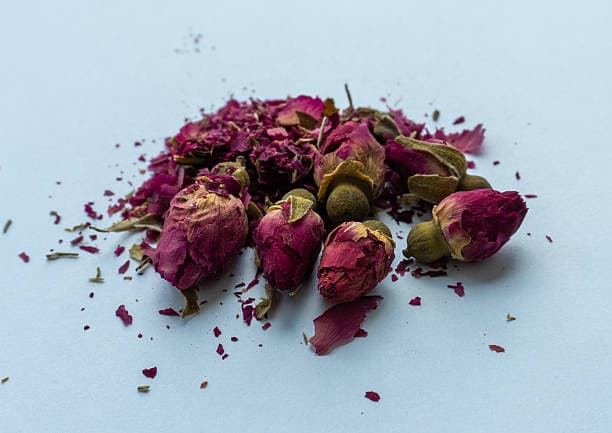 تصویر 3 از گل سرخ خشک یا پودری خوش‌ رنگ و معطر برای دمنوش و تزیین